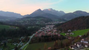 Günbatımında Almanya 'nın Bavyera kentindeki Berchtesgaden dağının hava manzarası. Berchtesgaden ist ein Markt im Landkreis Berchtesgadener Land I aussersten Sudosten Oberbayerns Luftaufnahme. 