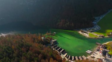Deutschland, Bayern 'deki Luftaufnahme Schonau am Konigssee schifffahrt. Almanya, Bavyera 'daki elektrikli turist tekneleri ve rıhtımının güzel Schoenau am Koenigssee Gölü manzarası. Gezinti gemisi. 