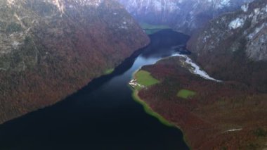 Almanya 'nın Bavyera kentindeki Konigssee' deki St. Bartholoma, Bavyera Alpleri 'nin dağ manzarası ile çevrili nefes kesici bir dönüm noktasıdır. Luftaufnahme St. Bartholoma Wallfahrtskirche Berchtesgadener. 
