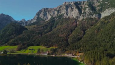 HIntersee bei Ramsau Luftaufnahme im Herbst, Deutschland, Bayern 'de. Ramsauer Ache meyveli Ferchensee oder Forchensee grosser See in der Gemeinde Ramsau im Berchtesgadener Land in Germany, Bavyera. 