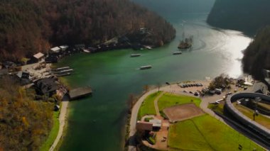 Deutschland, Bayern 'deki Luftaufnahme Schonau am Konigssee schifffahrt. Almanya, Bavyera 'daki elektrikli turist tekneleri ve rıhtımının güzel Schoenau am Koenigssee Gölü manzarası. Gezinti gemisi. 