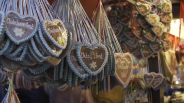 Münih, Almanya. Munchen, Bayern, Deutschland 'deki Theresienwiese' de Oktoberfest bira festivalinde kalp şeklinde zencefilli çörek satışı. Herzform auf Ekim Festivali 'nde Verkauf von Lebkuchen. 