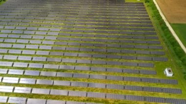 Almanya 'nın kırsal kesimlerinden birinde güneş enerjisiyle çalışan bir enerji çiftliğinin hava görüntüsü. Avrupa 'da bir kırsal tarım arazisindeki güneş panelleri insansız hava aracı görüşü. Deutschland 'da temiz ve sürdürülebilir enerji üretimi
