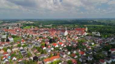 Lauingen, Bayern 'deki St. Martin Katholische Kirche, Deutschland Luftaufnahme. Stadtpfarrkirche St. Martin katholische Pfarrkirche Lauingen im bayrischen Landkreis Dillingen an Donau Luftbildansicht. 