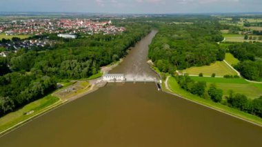 Faiminger Stausee damm Lauingen Donau Bayern, Deutschland Sommer Luftaufnahme. Yazın Almanya 'nın Bavyera eyaletinde yer alan Lauingen eyaletine bakan Faiminger Stausee barajının havadan görünüşü. Hidroelektrik santrali. 