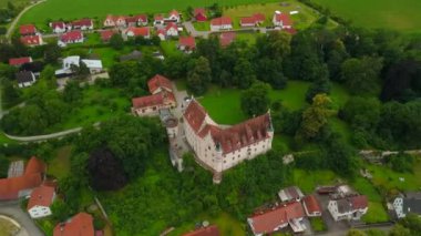 Schloss Haunsheim in Haunsheim im Landkreis Dillingen an der Donau in Deutschland Luftaufnahme. Haunsheim Kalesi ve Bavyera, Almanya 'da İngiliz tarzı hava manzarası. Neogotik stil. 