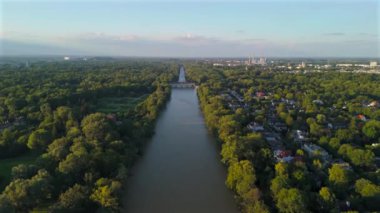 Stauwehr Muenchen, Bayern, Deutschland Luftaufnahme im Sommer. Almanya 'nın Münih' teki Isar Nehri 'ndeki baraj manzarası. İngiliz bahçesinin en üst manzarası ve Isar Nehri üzerindeki baraj.. 