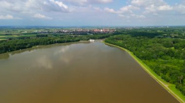 Faiminger Stausee damm Lauingen Donau Bayern, Deutschland Sommer Luftaufnahme. Yazın Almanya 'nın Bavyera eyaletinde yer alan Lauingen eyaletine bakan Faiminger Stausee barajının havadan görünüşü. Hidroelektrik santrali. 