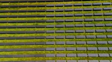 Almanya 'nın kırsal kesimlerinden birinde güneş enerjisiyle çalışan bir enerji çiftliğinin hava görüntüsü. Avrupa 'da bir kırsal tarım arazisindeki güneş panelleri insansız hava aracı görüşü. Deutschland 'da temiz ve sürdürülebilir enerji üretimi