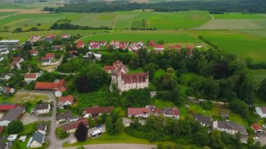 Schloss Haunsheim in Haunsheim im Landkreis Dillingen an der Donau in Deutschland Luftaufnahme. Haunsheim Kalesi ve Bavyera, Almanya 'da İngiliz tarzı hava manzarası. Neogotik stil. 