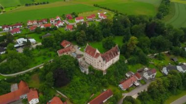 Schloss Haunsheim in Haunsheim im Landkreis Dillingen an der Donau in Deutschland Luftaufnahme. Haunsheim Kalesi ve Bavyera, Almanya 'da İngiliz tarzı hava manzarası. Neogotik stil. 