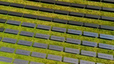 Almanya 'nın kırsal kesimlerinden birinde güneş enerjisiyle çalışan bir enerji çiftliğinin hava görüntüsü. Avrupa 'da bir kırsal tarım arazisindeki güneş panelleri insansız hava aracı görüşü. Deutschland 'da temiz ve sürdürülebilir enerji üretimi