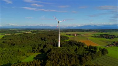 Almanya 'nın Ebersberg bölgesindeki Bavyera' daki rüzgar türbininin hava görüntüsü. Bayern, Deutschland 'deki Luftaufnahme einer Windtürbin vor dem Hintergrund der Alpen. Alplere bakan golf sahasında rüzgar türbini. 