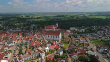 Lauingen, Bayern 'deki St. Martin Katholische Kirche, Deutschland Luftaufnahme. Stadtpfarrkirche St. Martin katholische Pfarrkirche Lauingen im bayrischen Landkreis Dillingen an Donau Luftbildansicht. 