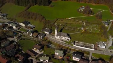 Pfarrkirche St. Sebastian ist eine romisch-katholische Kirche in Ramsau bei Berchtesgaden, Deutschland, Bayern Luftaufnahme. Almanya 'da Alpler' in geçmişine sahip küçük bir kilisenin hava manzarası.. 
