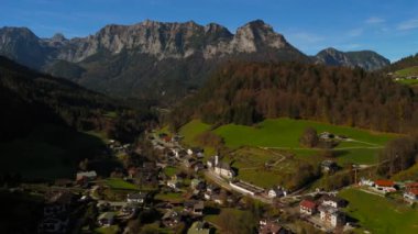 Pfarrkirche St. Sebastian ist eine romisch-katholische Kirche in Ramsau bei Berchtesgaden, Deutschland, Bayern Luftaufnahme. Almanya 'da Alpler' in geçmişine sahip küçük bir kilisenin hava manzarası.. 