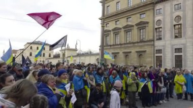 17 Şubat 2024. Münih, Almanya. Odeonsplatz Münih 'te Rusya ile savaşa karşı Ukrayna' yı desteklemek için toplandık. Rusya 'nın Ukrayna' yı işgaline karşı Almanya 'da savaş karşıtı gösteri. 