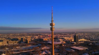 Olympiaturm Historische Sehenswurdigkeit im Olympiapark Munchen, Deutschland Luftaufnahme im Winter. Olimpiyat Parkı 'ndaki Olimpiyat Kulesi, Münih, Almanya kışın karlı havada hava manzaralı. Yer imi. 