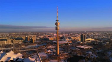 Olympiaturm Historische Sehenswurdigkeit im Olympiapark Munchen, Deutschland Luftaufnahme im Winter. Olimpiyat Parkı 'ndaki Olimpiyat Kulesi, Münih, Almanya kışın karlı havada hava manzaralı. Yer imi. 