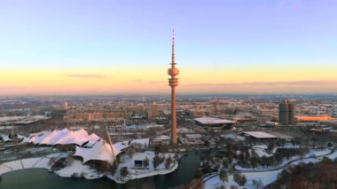 Olympiaturm Historische Sehenswurdigkeit im Olympiapark Munchen, Deutschland Luftaufnahme im Winter. Olimpiyat Parkı 'ndaki Olimpiyat Kulesi, Münih, Almanya kışın karlı havada hava manzaralı. Yer imi. 
