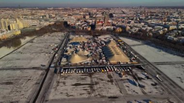 Tollwood Kış Festivali 'nin güneşli ve güneşli öğleden sonrasında Almanya' nın Theresienwiese Münih şehrinde hava manzarası. Kulturfestival Tollwood Luftaufnahme. Tollwood Kış Festivali Luftansicht Muenchen, Almanya. 