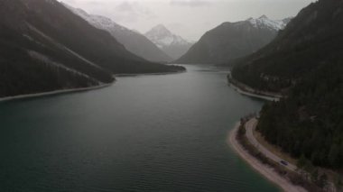 Avusturya Alplerinde gökyüzü manzaralı bir göl. Tirols Plansee 'yi görün. Plansee im Bezirk Reutte, Tirol, Osterreich innerhalb der Ammergauer Alpen. Avusturya 'da büyük temiz bir göl. Dağlarda rezervuar. 