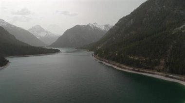 Avusturya Alplerinde gökyüzü manzaralı bir göl. Tirols Plansee 'yi görün. Plansee im Bezirk Reutte, Tirol, Osterreich innerhalb der Ammergauer Alpen. Avusturya 'da büyük temiz bir göl. Dağlarda rezervuar. 