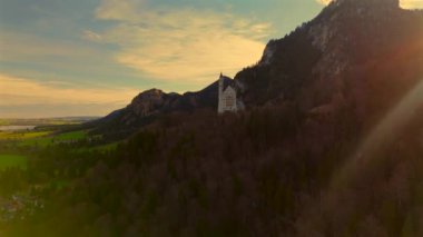 Konigsschloss Neuschwanstein, Bayern, Allgau, Deutschland. Neuschwanstein Şatosu Bavyera, Fussen, Almanya. Gün doğumunda Bavyera Alpleri 'nin arka planındaki kalenin ön görüntüsü. Bavyera Kralı Ludwig 2 Kalesi
