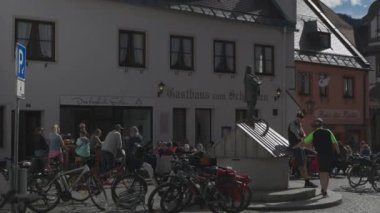 31 Mart 2024. Fussen, Almanya. Altstadt, Fuessen, Bayern, Deutschland. Güneşli havalarda eski bir kasaba, dinlenen insanlar, kafeler ve restoranlar. Fussen 'deki tarihi eski Bavyera binaları. 