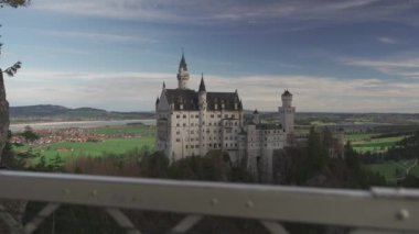 Meşhur Neuschwanstein Schloss, Fussen, Bavyera, Almanya, Marienbrucke Marys Köprüsü 'nden görülen yaya köprüsü. Marienbrucke köprüsü Neuschwanstein kalesinde bir gözlem güvertesi. 