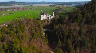 Neuschwanstein Kalesi ve Marienbrucke köprüsü Ammergau Alpleri 'ndeki Pollat geçidi üzerinde. Ünlü Neuschwanstein Şatosu, Fussen, Bavyera, Almanya ve Marys Köprüsü