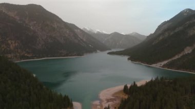 Avusturya Alplerinde gökyüzü manzaralı bir göl. Tirols Plansee 'yi görün. Plansee im Bezirk Reutte, Tirol, Osterreich innerhalb der Ammergauer Alpen. Avusturya 'da büyük temiz bir göl. Dağlarda rezervuar. 
