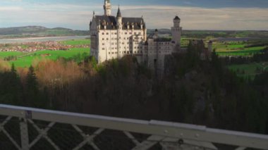 Meşhur Neuschwanstein Schloss, Fussen, Bavyera, Almanya, Marienbrucke Marys Köprüsü 'nden görülen yaya köprüsü. Marienbrucke köprüsü Neuschwanstein kalesinde bir gözlem güvertesi. 