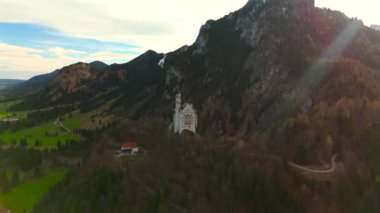 Konigsschloss Neuschwanstein, Bayern, Allgau, Deutschland. Neuschwanstein Şatosu Bavyera, Fussen, Almanya. Gün doğumunda Bavyera Alpleri 'nin arka planındaki kalenin ön görüntüsü. Bavyera Kralı Ludwig 2 Kalesi