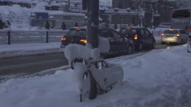 10 Kasım 2023. Münih, Almanya. Muenchen 'de kar yağışı. Şehrin otoparkında kar bisikletleri kapladı. Otoparkta kar yağışı ve bisikletler. Schneeeinbruch Münih, Deutschland. 