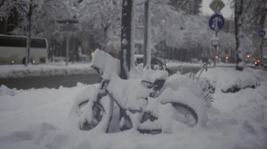 Münih, Almanya. Muenchen 'de kar yağışı. Şehrin otoparkında kar bisikletleri kapladı. Otoparkta kar yağışı ve bisikletler. Schneeeinbruch Münih, Deutschland. 