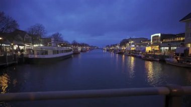 Warnemunde, Almanya. Yağmurlu kış havasında Baltık Denizi kıyısındaki Warnemuende şehir merkezinin akşam manzarası. Seebad Warnemunde im Norden der Hansestadt Rostock. 