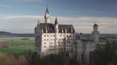 Meşhur Neuschwanstein Schloss, Fussen, Bavyera, Almanya, Marienbrucke Marys Köprüsü 'nden görülen yaya köprüsü. Marienbrucke köprüsü Neuschwanstein kalesinde bir gözlem güvertesi. 