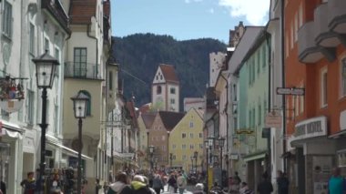 31 Mart 2024. Fussen, Almanya. Altstadt, Fuessen, Bayern, Deutschland. Güneşli havalarda eski bir kasaba, dinlenen insanlar, kafeler ve restoranlar. Fussen 'deki tarihi eski Bavyera binaları. 