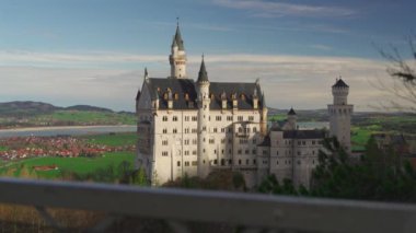 Meşhur Neuschwanstein Schloss, Fussen, Bavyera, Almanya, Marienbrucke Marys Köprüsü 'nden görülen yaya köprüsü. Marienbrucke köprüsü Neuschwanstein kalesinde bir gözlem güvertesi. 