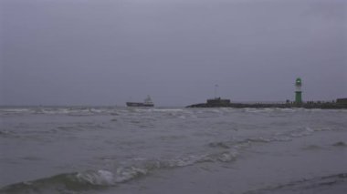 Baltık Denizi 'ndeki Rostock limanına giriş. Deniz feneri Molenfeuer Westmole, Warnemunde, Rostock, Mecklenburg-Vorpommern, Almanya. Gruner Leuchtturm Warnemunde Rostock Deutschland 'da. 