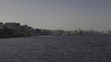 Rostock, Almanya. Alman şehri Rostock, Deutschland 'da nehir kıyısına bakan bir liman. Mecklenburg-Vorpommern 'de Savaşsız Sifonlar. 