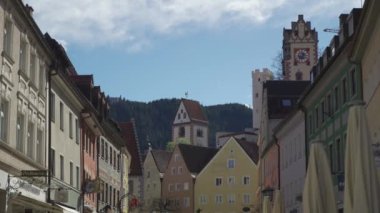 31 Mart 2024. Fussen, Almanya. Altstadt, Fuessen, Bayern, Deutschland. Güneşli havalarda eski bir kasaba, dinlenen insanlar, kafeler ve restoranlar. Fussen 'deki tarihi eski Bavyera binaları. 