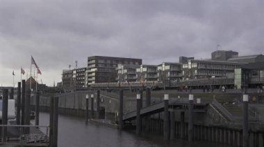 29 Aralık 2023. Hamburg, Almanya. Hamburg metrosunda şehir merkezindeki yüksek bir pist boyunca hareket ederek Alman verimliliğini gösteren toplu taşıma araçları sergiliyor. Deutschland, Hamburg 'da U-Bahn. Yeraltı metrosu