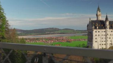 Meşhur Neuschwanstein Schloss, Fussen, Bavyera, Almanya, Marienbrucke Marys Köprüsü 'nden görülen yaya köprüsü. Marienbrucke köprüsü Neuschwanstein kalesinde bir gözlem güvertesi. 