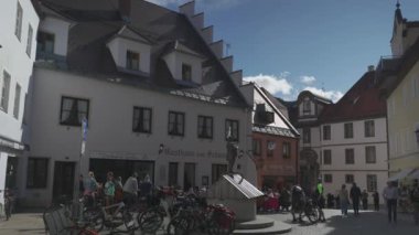 31 Mart 2024. Fussen, Almanya. Altstadt, Fuessen, Bayern, Deutschland. Güneşli havalarda eski bir kasaba, dinlenen insanlar, kafeler ve restoranlar. Fussen 'deki tarihi eski Bavyera binaları. 