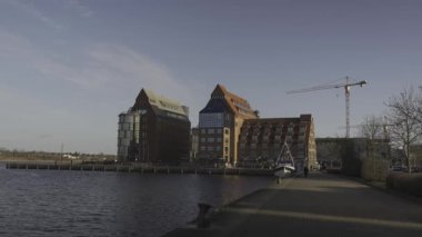 Rostock, Almanya. Alman şehri Rostock, Deutschland 'da nehir kıyısına bakan bir liman. Mecklenburg-Vorpommern 'de Savaşsız Sifonlar. 
