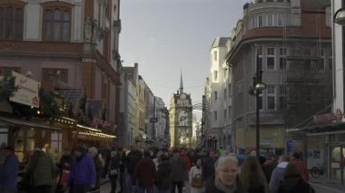 29 Aralık 2023. Rostock, Almanya. Kropeliner Tor der Rostocker Stadtbefestivalgung. Rostock şehrinin şehir merkezindeki alışveriş caddesinde güneşli kış havasında tarihi Kropeliner kapısı. Kropeliner Caddesi 