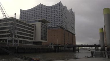 Hamburg, Almanya. Hamburg, Deutschland 'daki Elbphilharmonie konser salonu ve oteli. Elphi Konzerthaus im Stadtteil HafenCity liegt am rechten Ufer der Norderelbe. Elbe Filarmoni. 