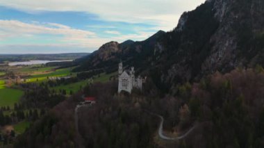 Konigsschloss Neuschwanstein, Bayern, Allgau, Deutschland. Neuschwanstein Şatosu Bavyera, Fussen, Almanya. Gün doğumunda Bavyera Alpleri 'nin arka planındaki kalenin ön görüntüsü. Bavyera Kralı Ludwig 2 Kalesi